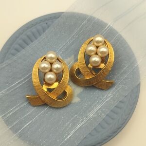 Vintage Charel Gold Tone Pearl Cluster Clip-on Earrings